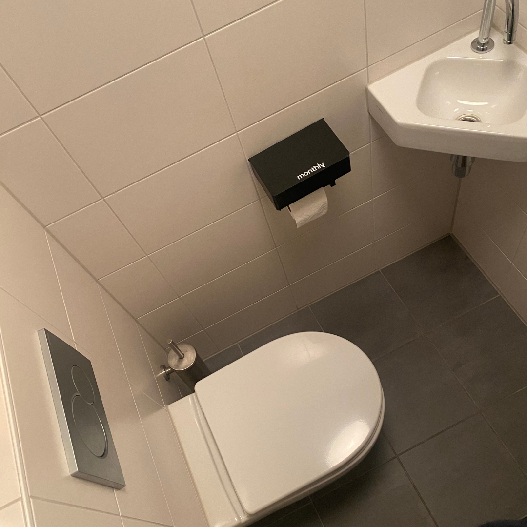 Toiletrolhouder met bakje voor menstruatieproducten