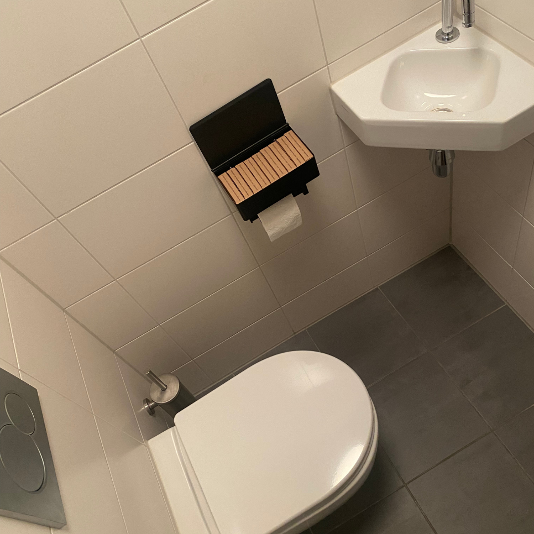 Toiletrolhouder met bakje voor menstruatieproducten